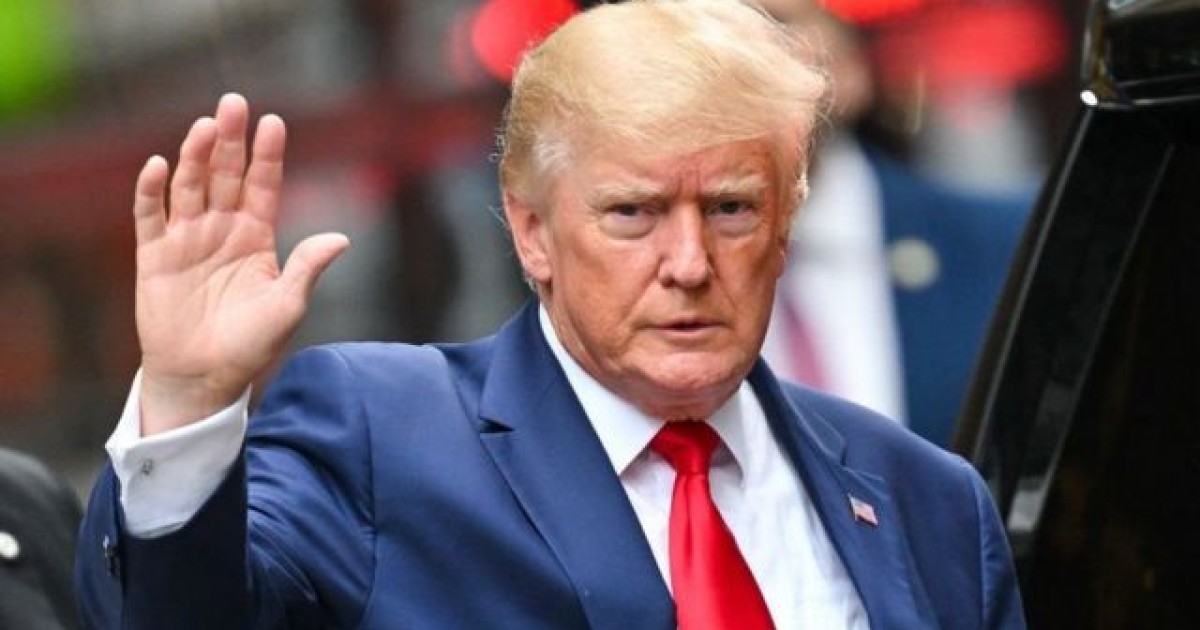 Трамп 700 беттен тұратын 100-ден астам құпия құжатты үйіне жасырған