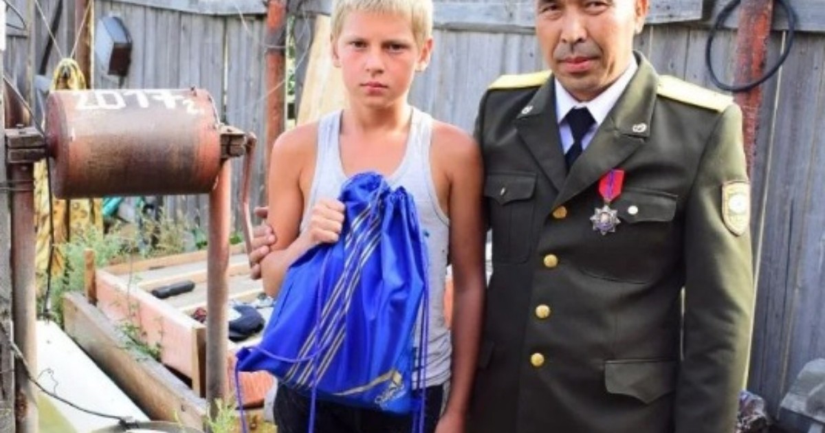 10 жыл бұрын өздері құдықтан құтқарған баламен құтқарушылар қайта кездесті