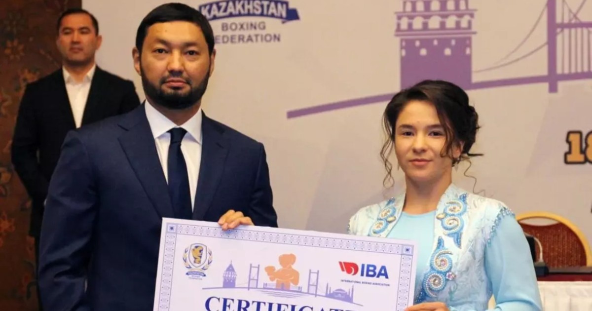 Боксшы Дина Жоламан марапаттау рәсіміне ұлттық киіммен келді