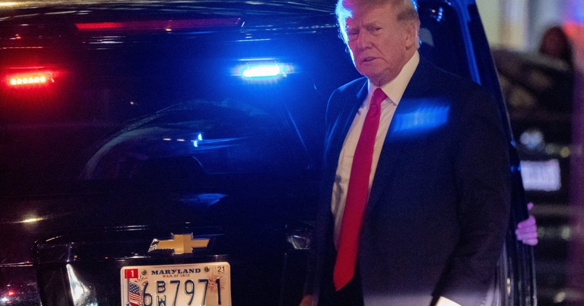 Трамптың үйінен 700 беттен астам аса құпия құжаттар табылды