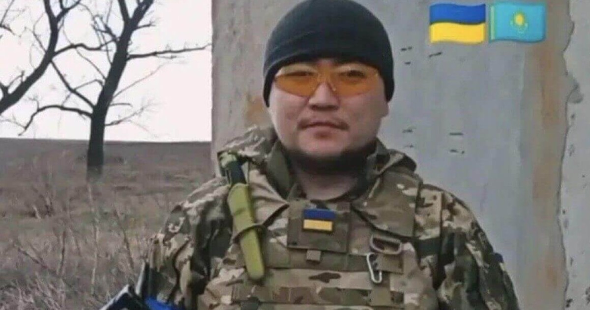 Зеленский қазақстандық жауынгерді марапаттады