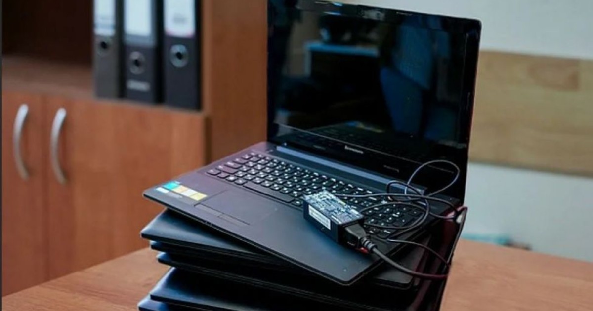 Мектеп инженері букмекерлік ставкадағы қарызын мектеп ноутбуктерімен төлеген