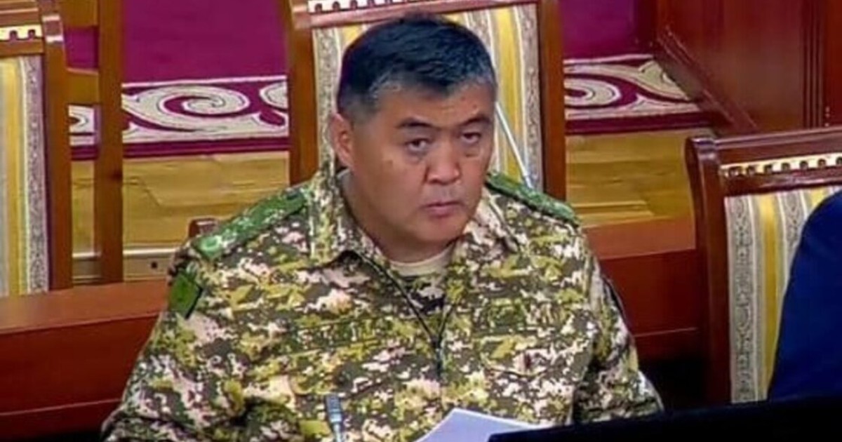 Қырғыз ҰҚК басшысы Парламентке екі жәшік автоматпен келген