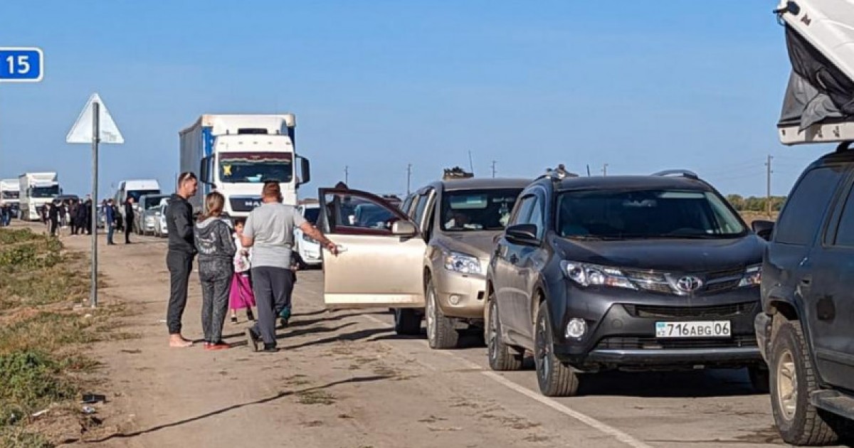 Шекарадағы кептеліске байланысты қазақстандықтар елге кіре алмауда