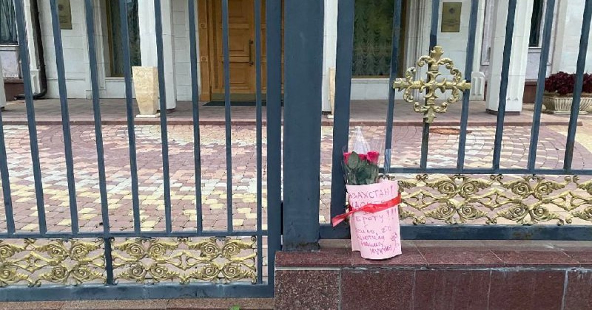 Ресейліктер Қазақстан елшілігінің алдына өз алғыстарын білдіріп гүл шоқтарын қоюда