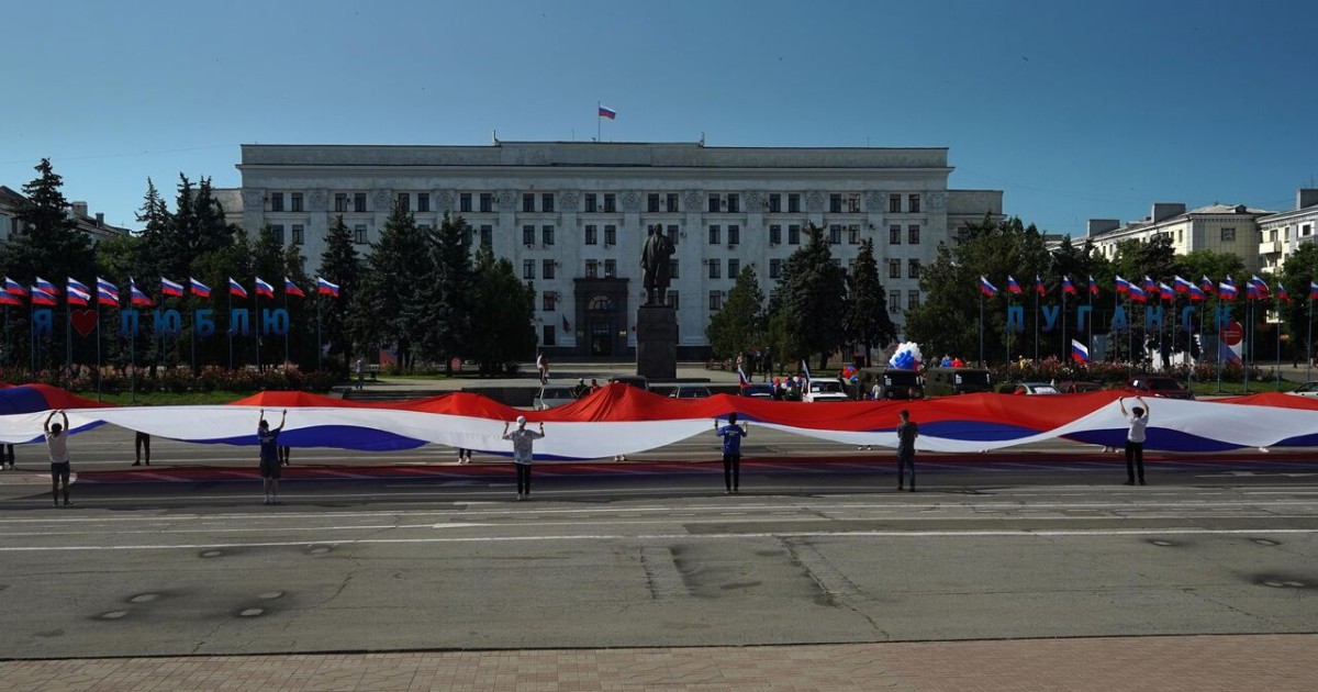 Луганск автономиялық құқыққа ие болған республика ретінде Ресей құрамына кіреді