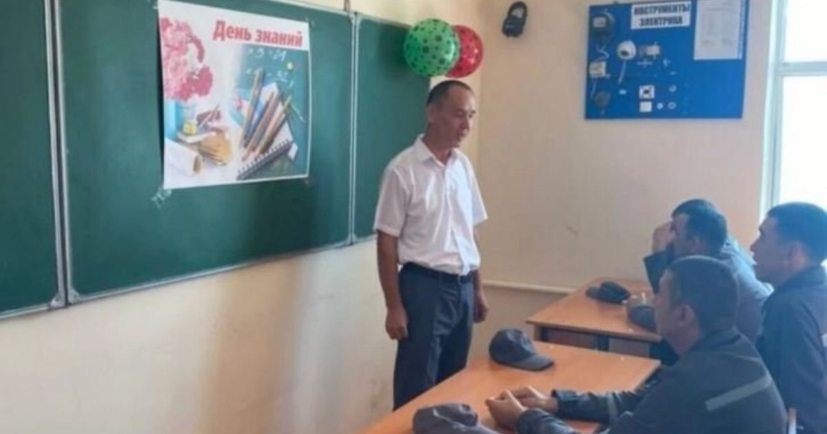 Шымкентте 48 жастағы ер адам алғаш рет мектеп есігін ашты