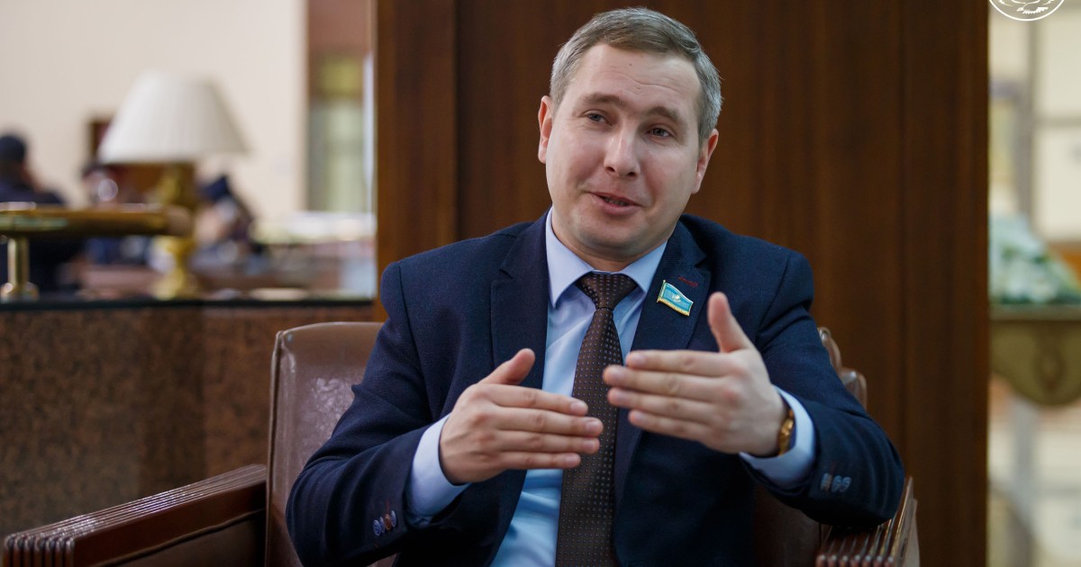 «Жеке пәтерім жоқ»: Мәжіліс депутаты қазіргі жағдайы туралы айтты (видео)
