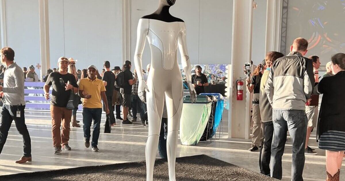 Илон Маск адамға қатты ұқсас Optimus роботының прототипін көрсетті