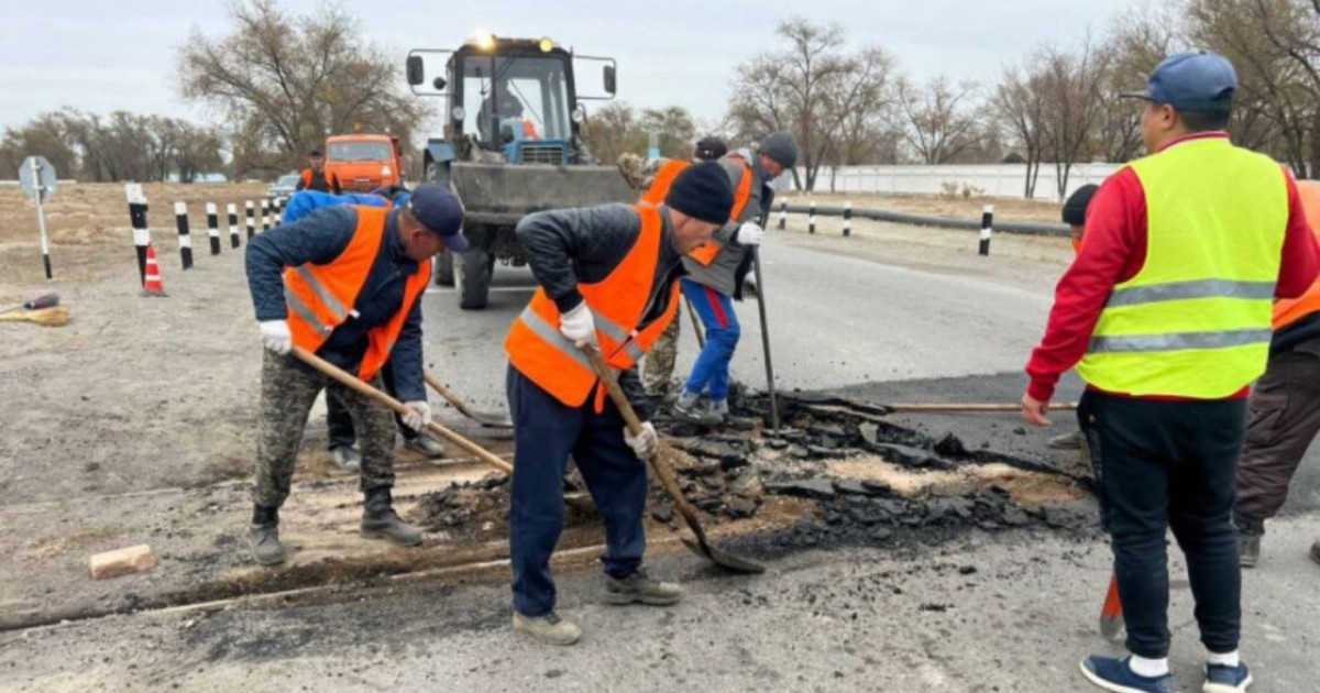 Үштөбе: Темір жол рельстерінің үстінен асфальт төсеп тастаған