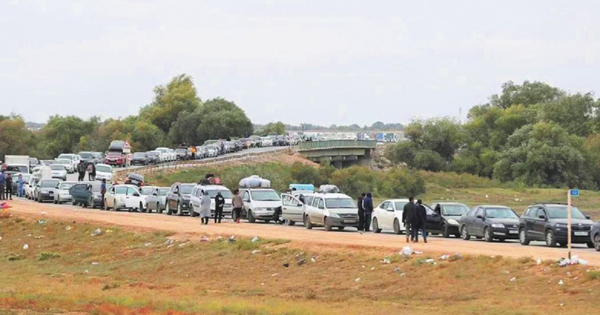 Мародерлар ресейліктердің шекарада қалдырып кеткен көлігін тонап жатыр