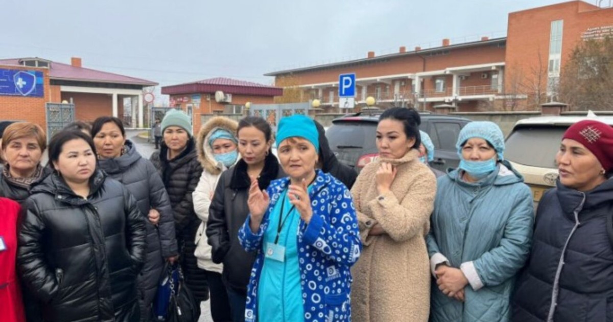 Үш ай жалақы жоқ: Атырауда медбикелер митингке шықты