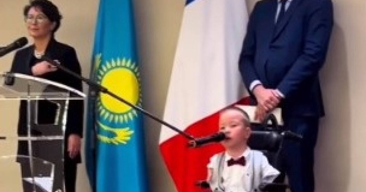 Парижде Қазақстан әнұранын шырқаған бала көпшілікті тәнті етті (ВИДЕО)