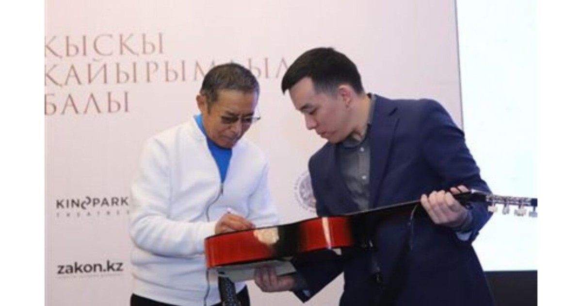 «Дос-Мұқасан» ансамблінің негізін қалаушы Досым Сүлеевтің гитарасы аукционға қойылды