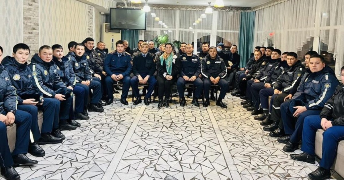Мәжбүрміз: Шымкенттік полицейлер Тоқаевтан араша сұрады