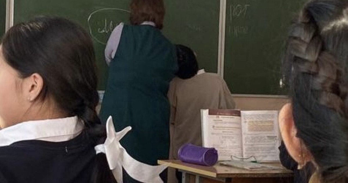 Ақтөбелік мұғалім ер баланың шашынан тартып, бантик таққан