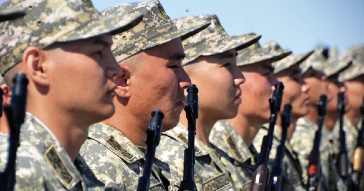 Қорғаныс министрлігі кімдерді шұғыл әскер қатарына шақыратынын мәлімдеді