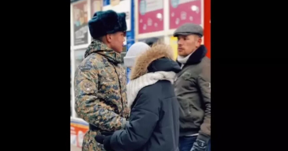 Күйеуінен қашқан әйелді құтқарған сарбаз желі жұлдызына айналды (ВИДЕО)