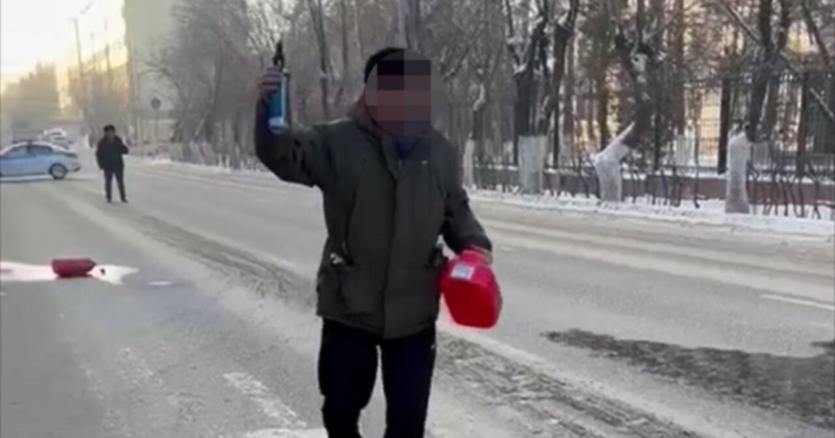 Қарағандылық ер адам өзін өртеп жіберемін деп қорқытты (ВИДЕО)
