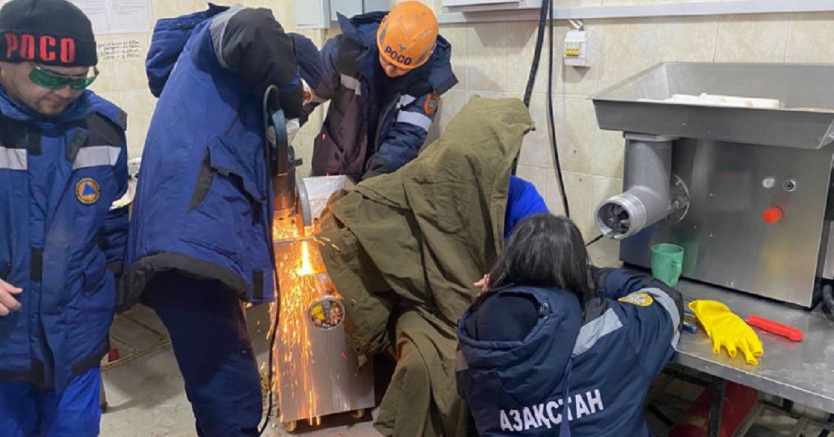 Алматыда ер адамның қолын еттартқыш шайнап кеткен