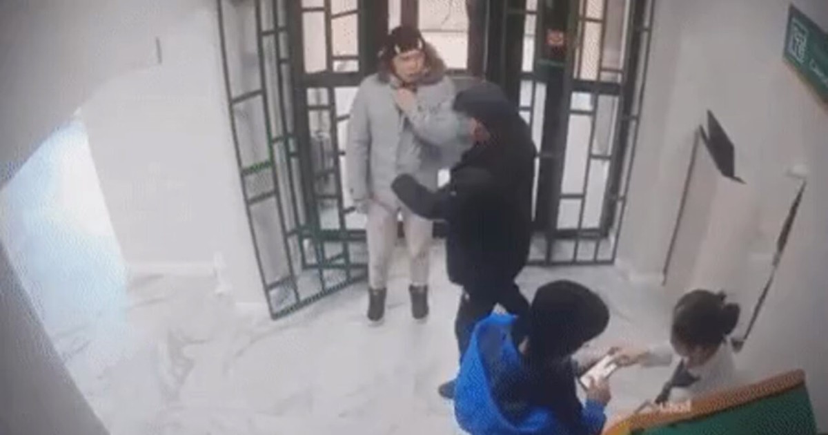 Ақтауда ер адам банкке келушілерге пышақпен шабуыл жасаған