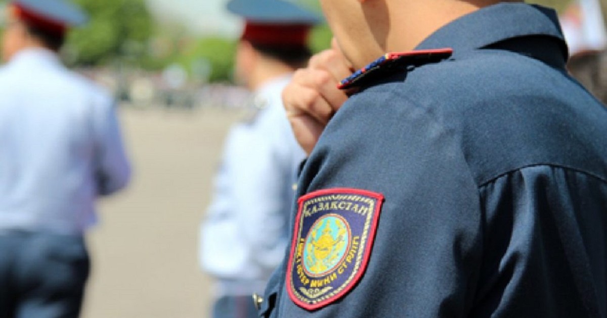 Астанада полиция қызметкеріне пара бермек болған видео тарады