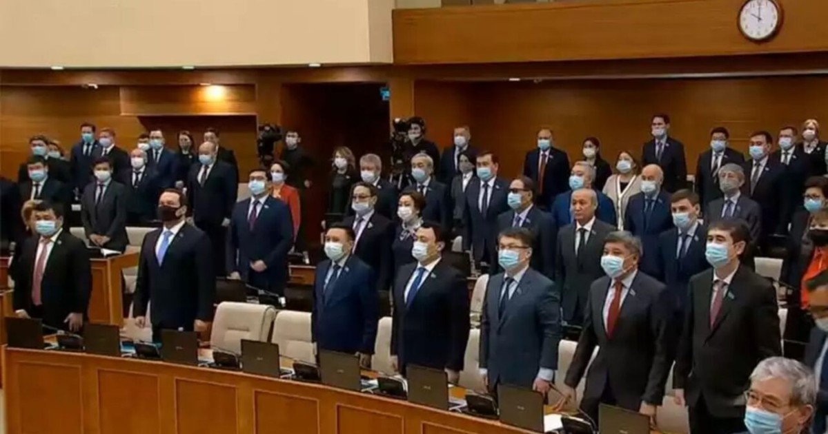 Депутаттар мәжіліс отырысын бір минут үнсіздікпен бастады