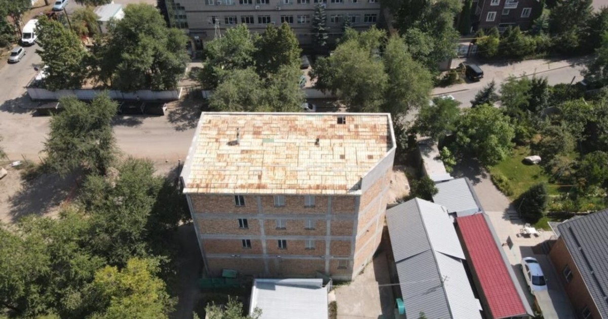Алматыда заңсыз салынып жатқан әкімшілік орталық сүріледі