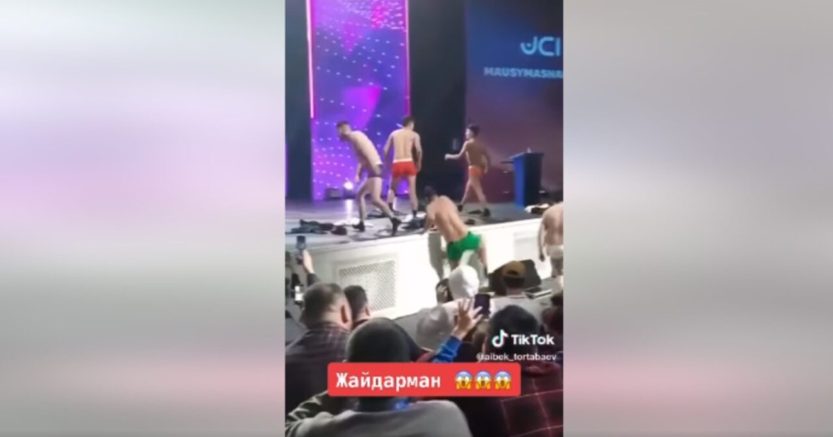 Жайдарманшылар сахнада іш киіммен шығып, алғыс айтқан (ВИДЕО)