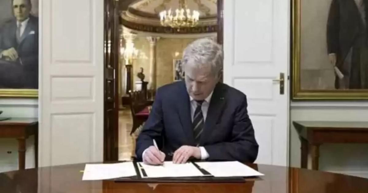 Финляндия президенті НАТО-ға кіру туралы заңға қол қойды