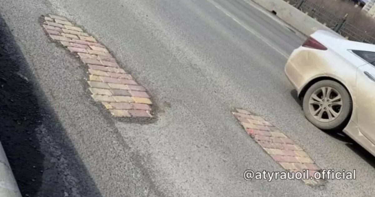 Атырауда асфальттағы шұрық тесіктерге кірпіш төселген