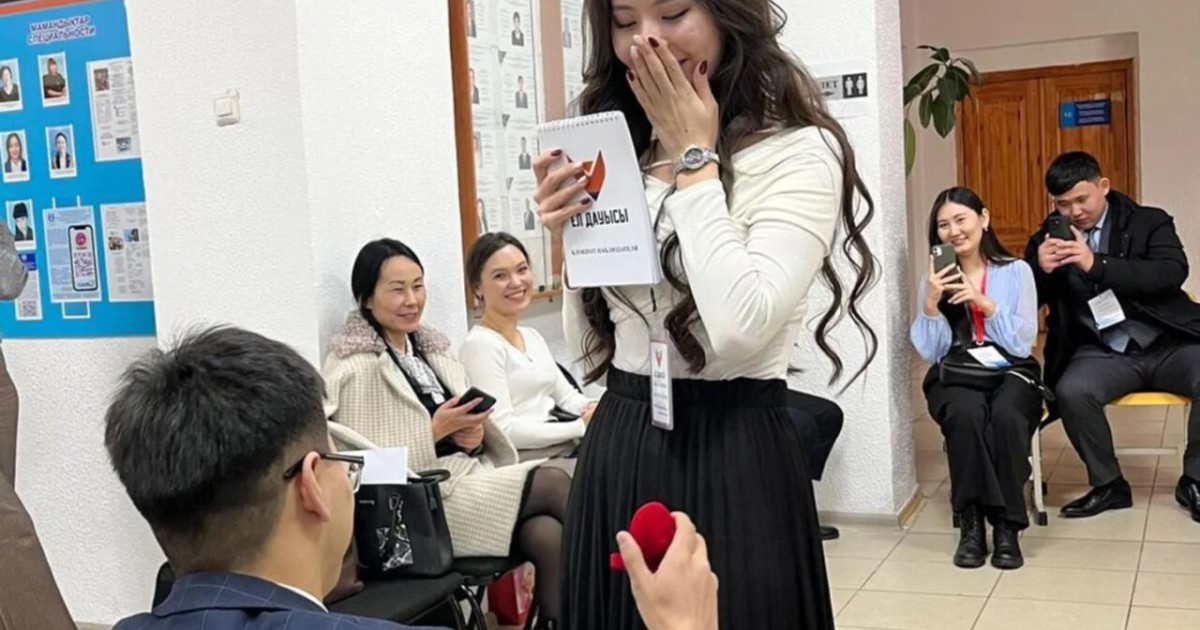 Сайлауға барған студент сүйіктісіне ұсыныс жасады