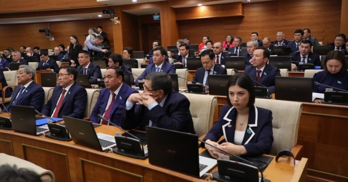 Министрге сұрақ қойған жаңа депутат Қошановтың сынына ілікті