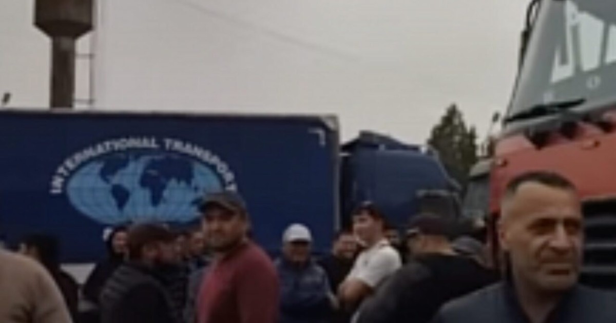 Құлжа тас жолын жүк көлігі жүргізушілері жауып тастады