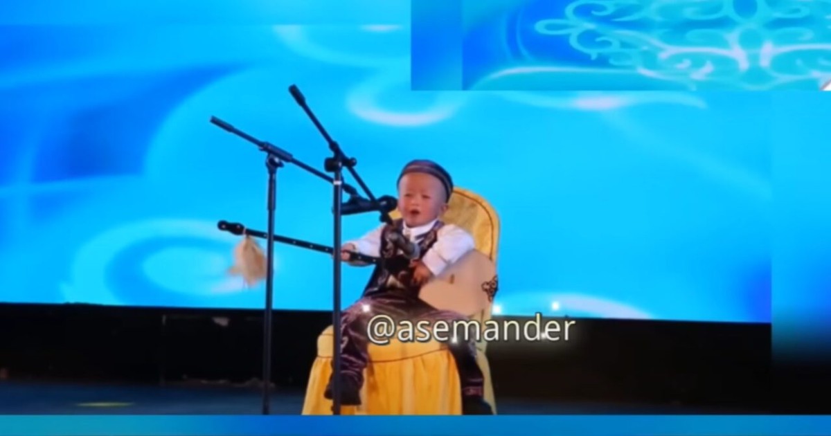 Екі жасында сахнада домбырамен ән салған бүлдіршін жұртты тәнті етті (ВИДЕО)