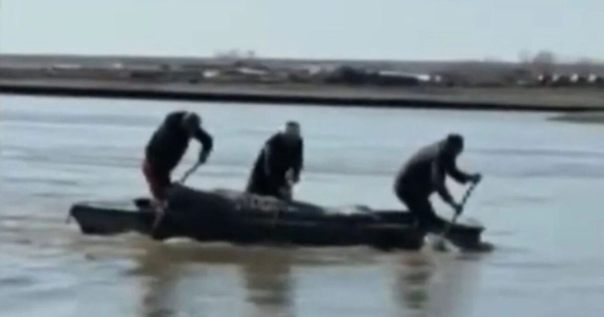 Су басқан өңірде тұрғындар қайтыс болғандарды қайықпен тасып жүр