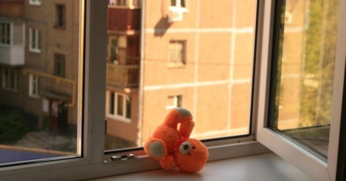 Көпқабатты үйдің терезесінен құлаған 2 жасар қыз аман қалды