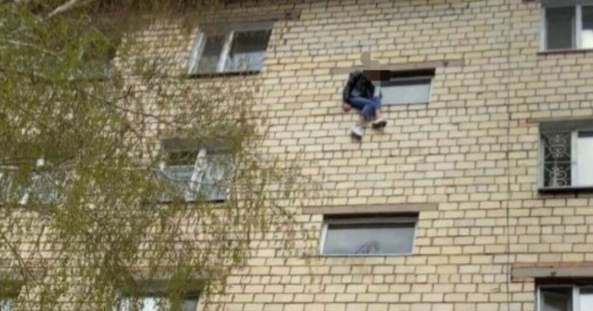 Шахтинскіде әйел адам бесінші қабаттан секірмек болды