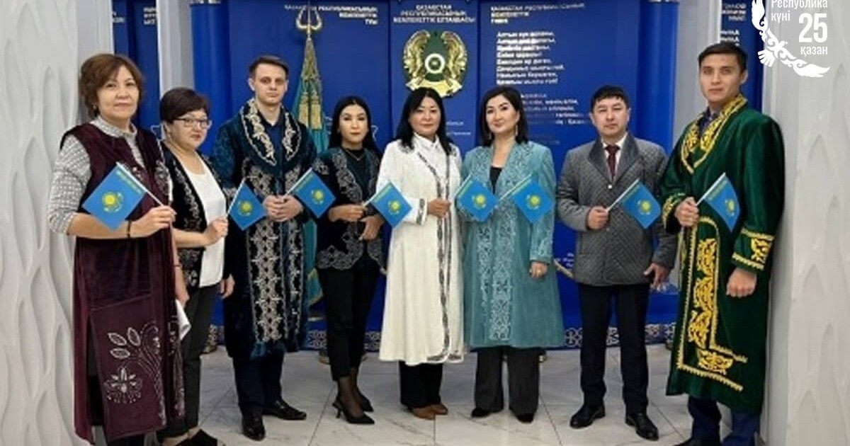 Қарағандының мемлекеттік қызметшілері жұмысқа ұлттық киіммен келді