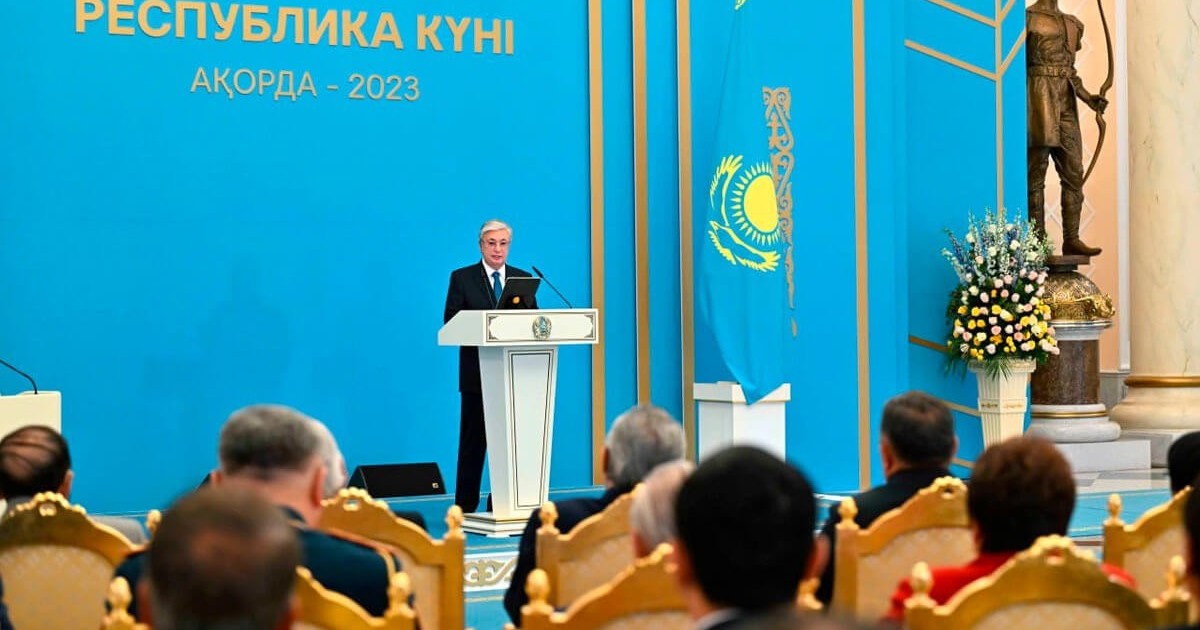 «Бұл – елдігіміз тамырын тапқан күн»: Президент Республика күнімен құттықтады
