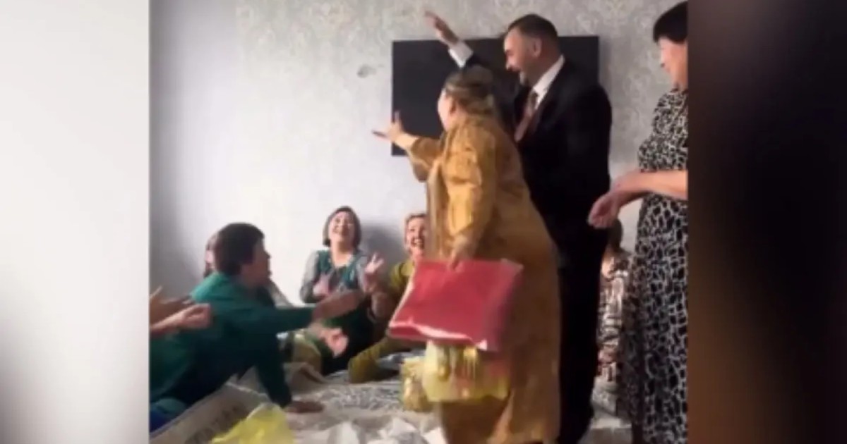 Құдалықта доллар таратқан шетелдік күйеу бала желіні шулатты (ВИДЕО)