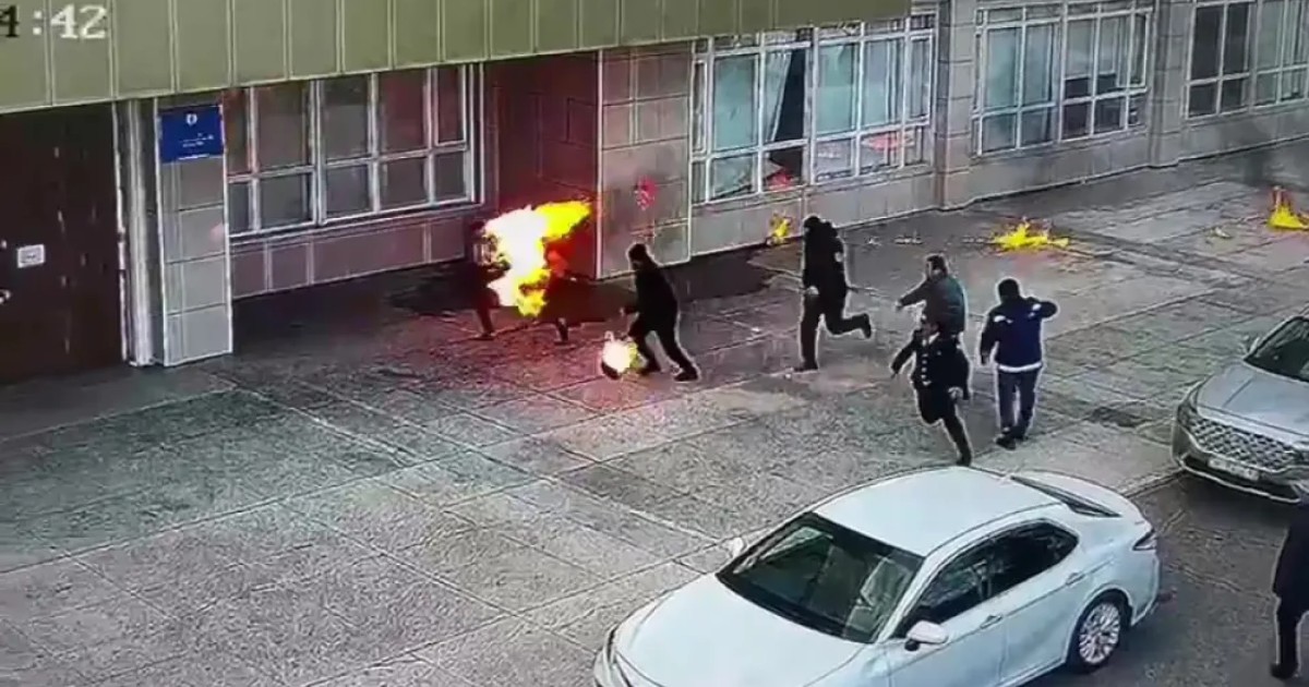 Ақтауда ер адам әкімдік алдында өзін өртеген