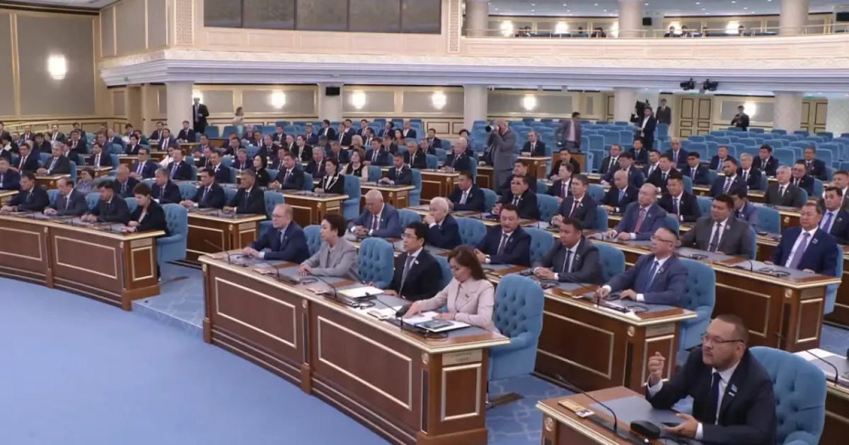 Бес-ақ минутқа созылған Мәжіліс пен Сенат отырысы