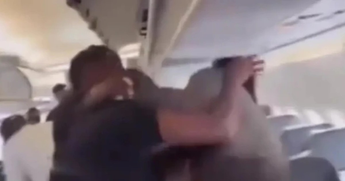 Бүкіл әлемге танымал әзілкеш пен блогер ұшақ ішінде төбелесіп, шу шығарған