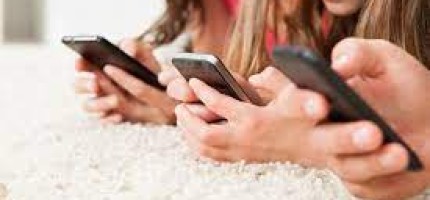 Телефонға үңілген бала: психолог шешімін тапты