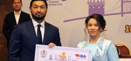 Боксшы Дина Жоламан марапаттау рәсіміне ұлттық киіммен келді