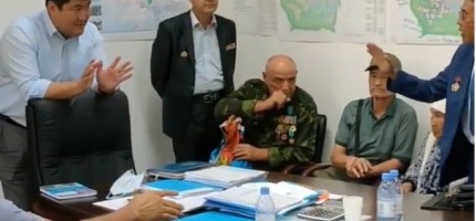 «Петиция жазыңыздар, кетемін»: Талдықорған әкімі мен ауған ардагері арасында дау шықты (видео)