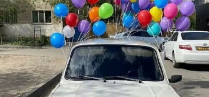 Қазақстандықтар ақша жинап, жол апатына түскен қарияға көлік сыйлады (видео)