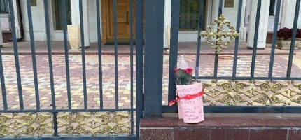 Ресейліктер Қазақстан елшілігінің алдына өз алғыстарын білдіріп гүл шоқтарын қоюда