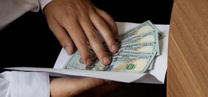Білім және ғылым министрі аса ірі көлемде пара алды деген күдікке ілінді